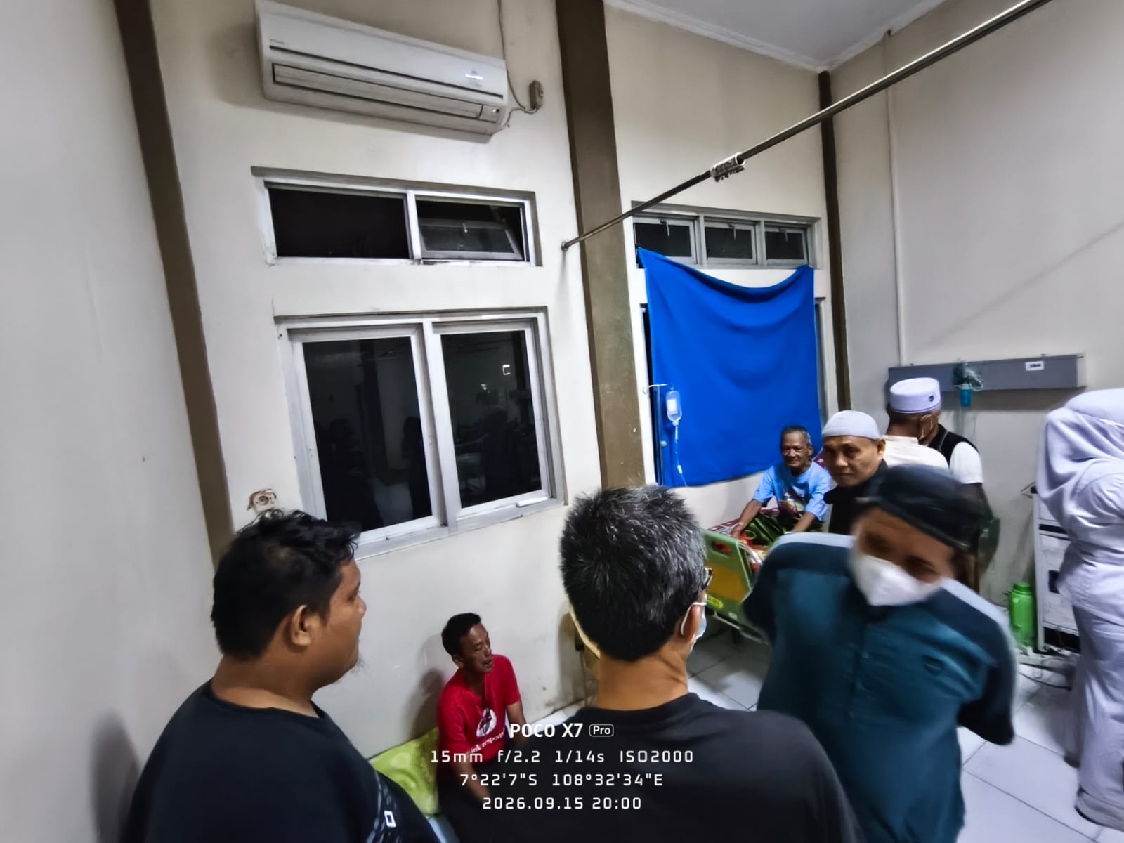 Wujud Kepedulian Antarwarga, Sejumlah Warga Menjenguk Bapak Omon di RSUD Kota Banjar - Foto 3