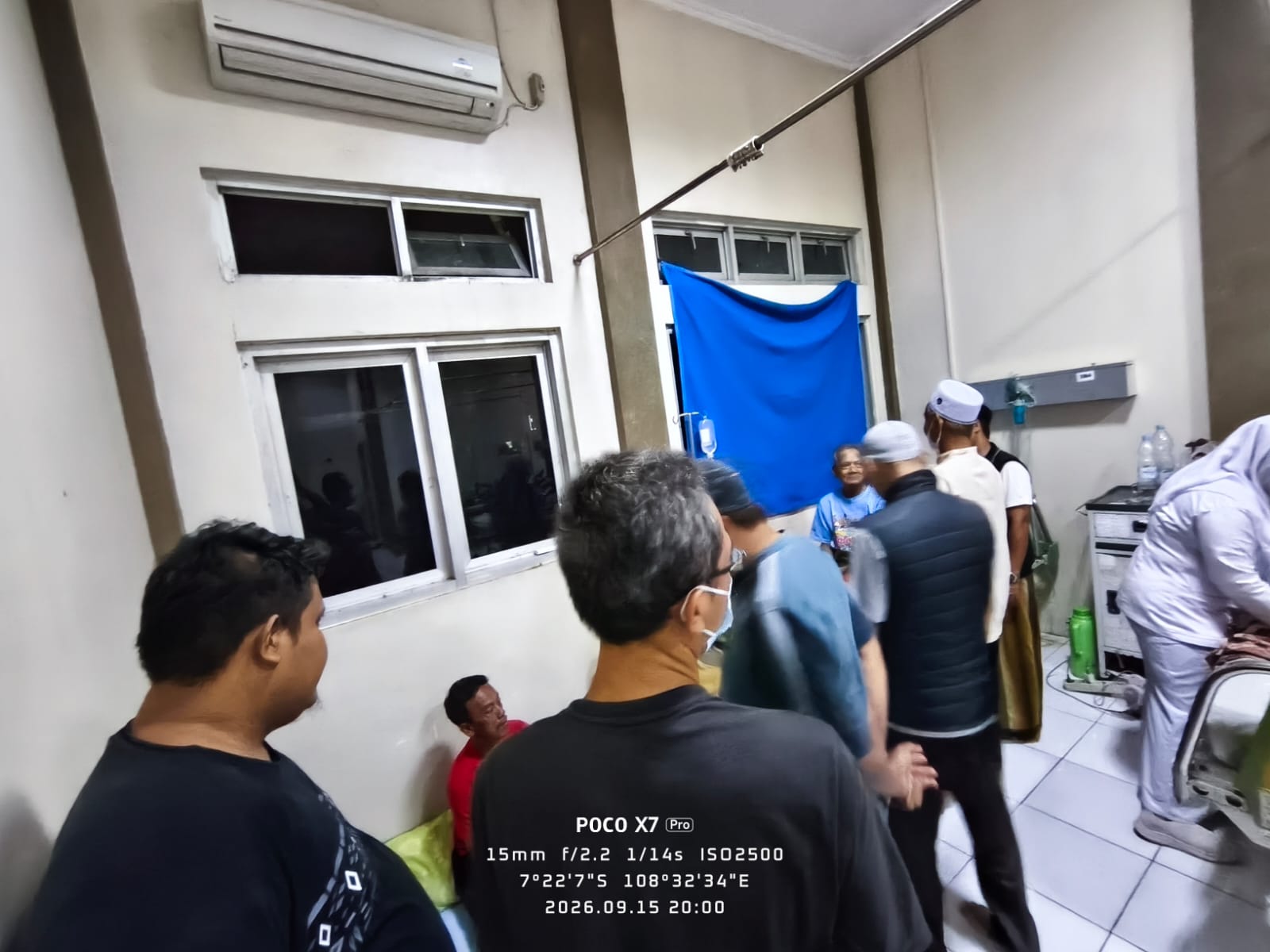 Wujud Kepedulian Antarwarga, Sejumlah Warga Menjenguk Bapak Omon di RSUD Kota Banjar - Foto 2